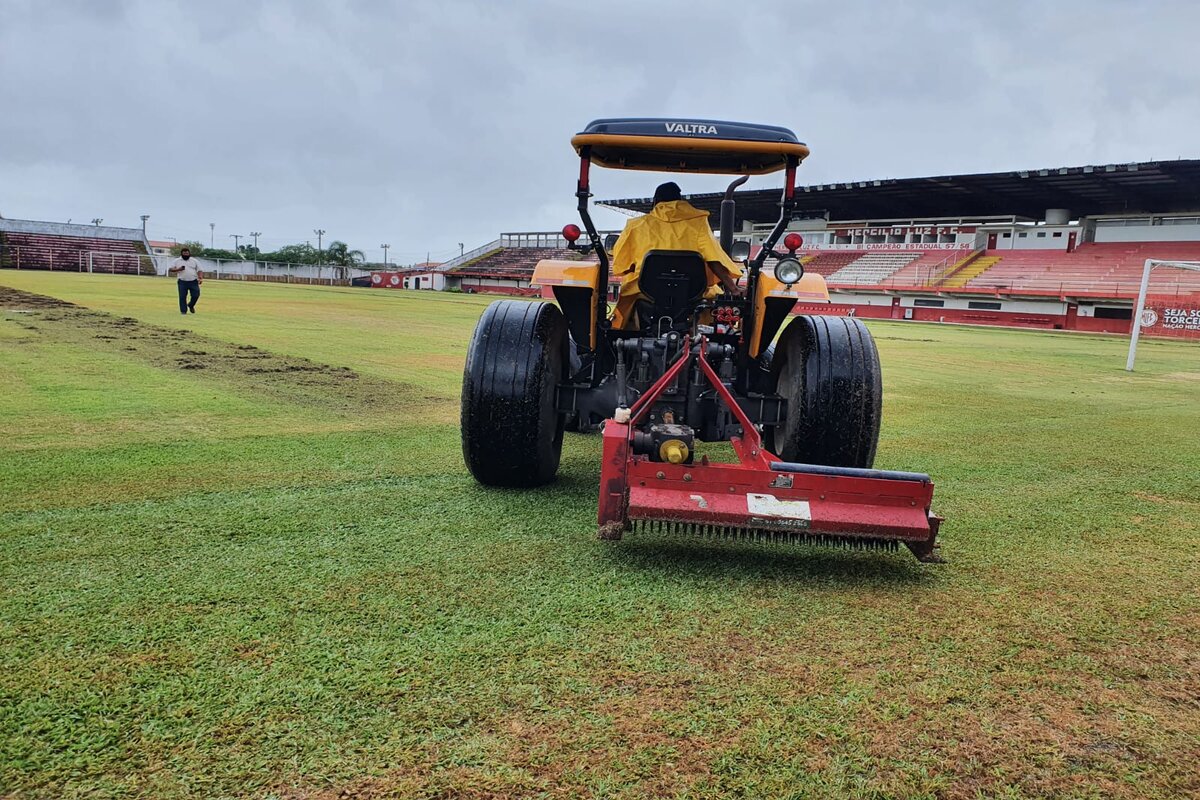 Empresa especializada em gramados faz manutenção no estádio colorado_Foto: Patrícia Amorim/Assessoria HLFC